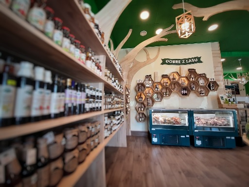 Fotografia przedstawia wnętrze sklepu Dobre z Lasu z półkami pełnymi leśnych produktów. Fot. profil FB Dobre z Lasu.